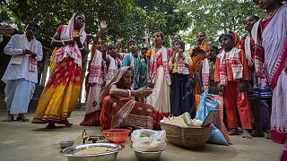 قرويون هندوس يحتفلون بالسنة البنغالية الجديدة يؤدون طقوساً في قرية موركاتا، شمال شرق ولاية آسام، الهند، 15 أبريل 2023.