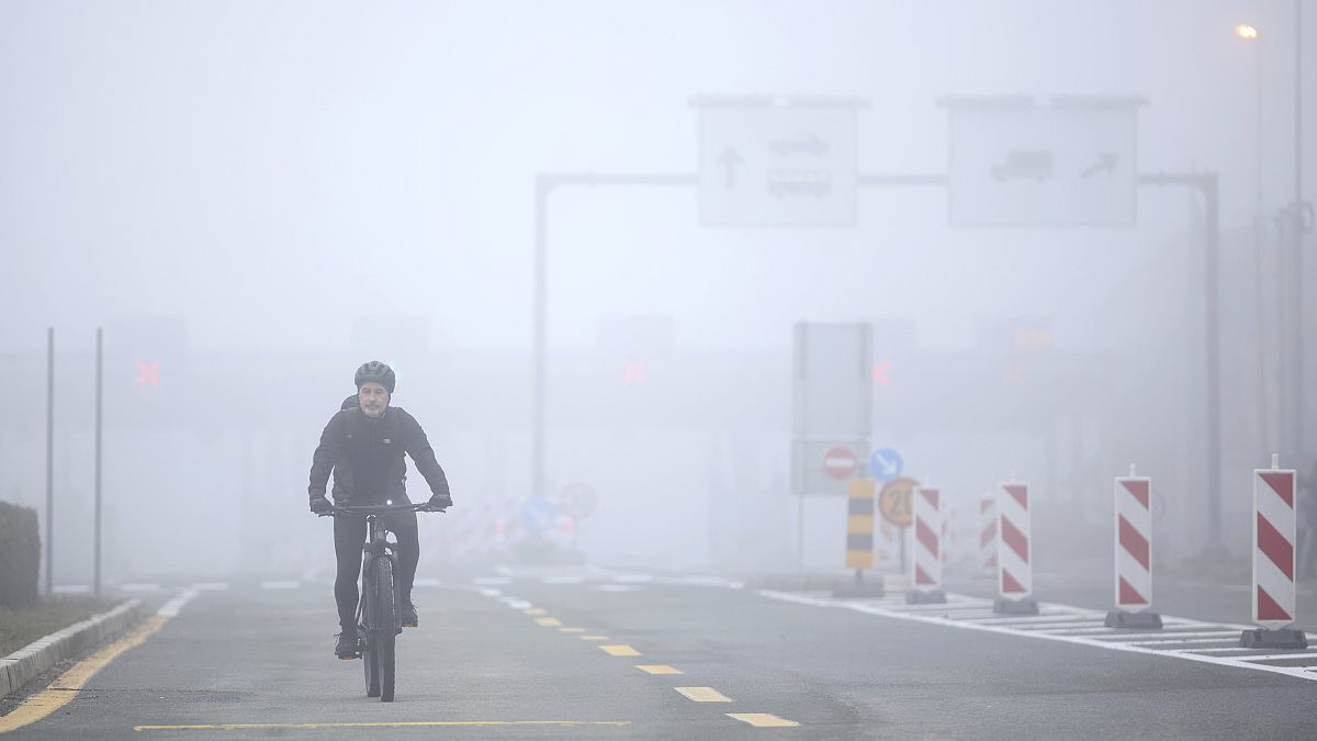 Biciklis a horvát-szlovén határon 2023. január 1-én. Attól a naptól kezdve nem volt ellenőrzés a két ország közti határátlépőkön. 