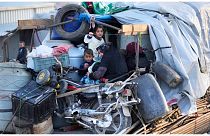 لاجئون سوريون يعبرون نحو بلادهم على متن شاحنات محملة بأغراضهم