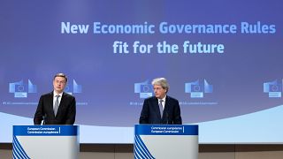  Европейските комисари Валдис Домбровскис (л) и Паоло Джентилони (дясно) показват стопански оферти през април 2023 година 