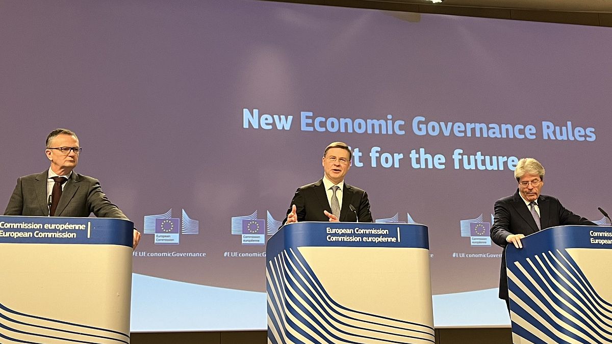 Valdis Dombrovskis, az Európai Bizottság alelnöke (középen) és Paolo Gentiloni, gazdaságért felelős uniós biztos (jobbra)