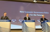 A apresentação foi feita por Valdis Dombrovskis (centro) e Paolo Gentiloni (direita)
