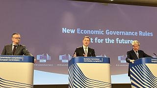 Valdis Dombrovskis, az Európai Bizottság alelnöke (középen) és Paolo Gentiloni, gazdaságért felelős uniós biztos (jobbra)