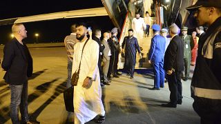 Un avión militar procedente de Jartum en el aeropuerto Houari-Boumediene de Argel, el martes 25 de abril de 2023.