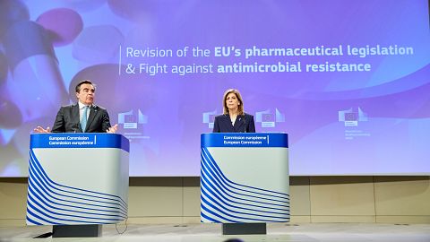 European Commission Vice-President Margaritis Schinas (L) and Health Commissioner Stella Kyriakides.
