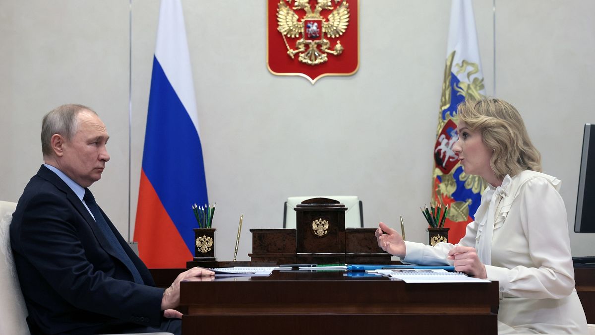 Vlagyimir Putyin orosz elnök és Maria Lvova-Belova gyermekjogi biztos 2023 februárjában