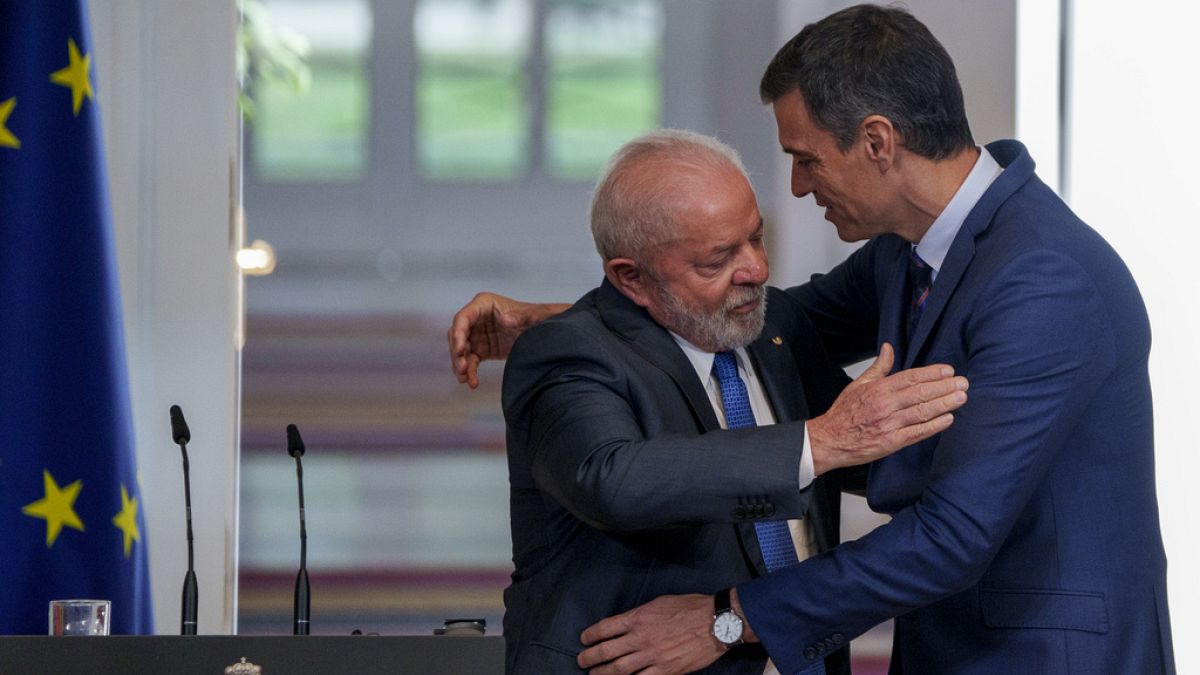 Spaniens Ministerpräsident Pedro Sanchez empfängt den brasilanischen Präsidenten Lula da Silva in Madrid