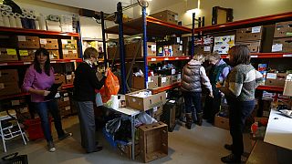 صورة من الارشيف-متطوعون يعملون في بنك الطعام  في بروملي، جنوب لندن، المملكة المتحدة.