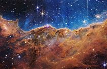 “Cosmic Cliffs” na Nebulosa Carina (Imagem NIRCam)