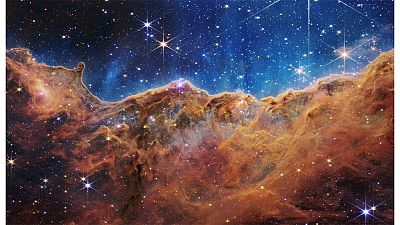 “Cosmic Cliffs” na Nebulosa Carina (Imagem NIRCam)