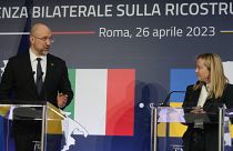 La primera ministra italiana, Giorgia Meloni, conversa con el primer ministro ucraniano, Denís Shmihal, durante la reunión bilateral entre Italia y Ucrania.