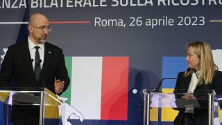 La primera ministra italiana, Giorgia Meloni, conversa con el primer ministro ucraniano, Denís Shmihal, durante la reunión bilateral entre Italia y Ucrania.