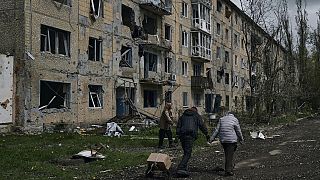 Κατεστραμμένα κτίρια στην πόλη Αντίιβκα της ανατολικής Ουκρανίας