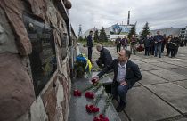 مسؤولون أمام نصب تذكاري في كييف شيّد لذكرى الذين قتلوا في كارثة تشيرنوبيل 