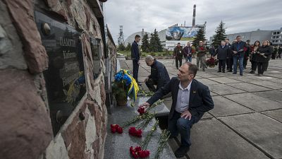 مسؤولون أمام نصب تذكاري في كييف شيّد لذكرى الذين قتلوا في كارثة تشيرنوبيل 