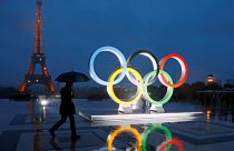 شعار الأولمبياد أمام برج إيفل