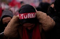 در کمپین انتخابات ریاست جمهوری ترکیه، زنی پیشانی بندی را می‌بندد که روی آن نوشته شده است: «ترکیه».