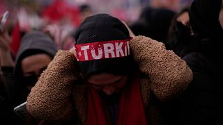 در کمپین انتخابات ریاست جمهوری ترکیه، زنی پیشانی بندی را می‌بندد که روی آن نوشته شده است: «ترکیه».