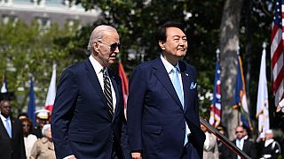 ABD Başkanı Joe Biden (solda) ve Güney Kore lideri Yoon Suk-yeol (sağda)