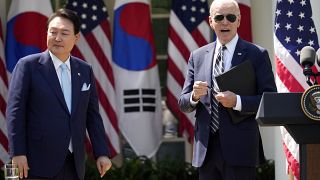El presidente de Estados Unidos, Joe Biden, y el presidente de Corea del Sur, Yoon Suk Yeol, concluyen una rueda de prensa en el Jardín de la Casa Blanca el 26 de abril.
