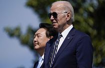 US-Präsident Joe Biden (vorne) und Südkoreas Präsident Yoon Suk Yeol