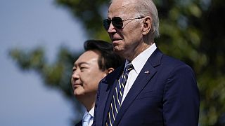 US-Präsident Joe Biden (vorne) und Südkoreas Präsident Yoon Suk Yeol