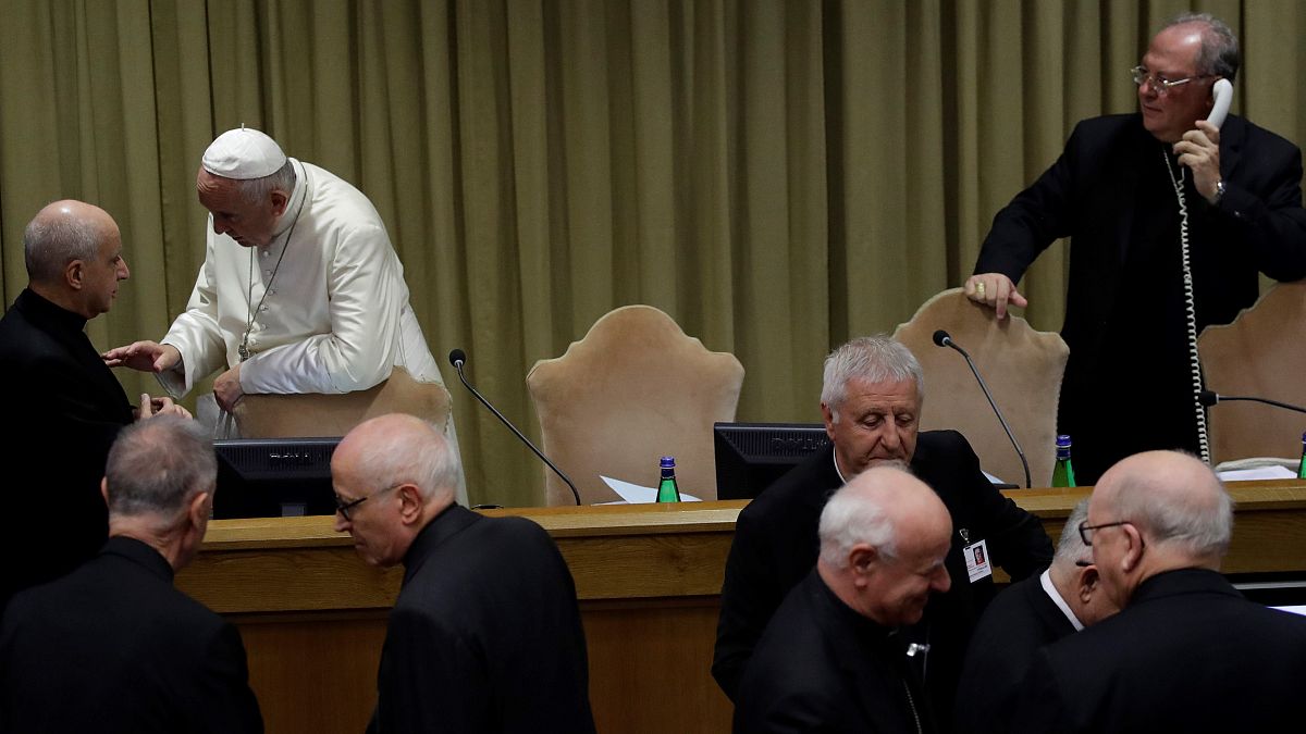 البابا فرنسيس خلال اجتماع سابق للأساقفة
