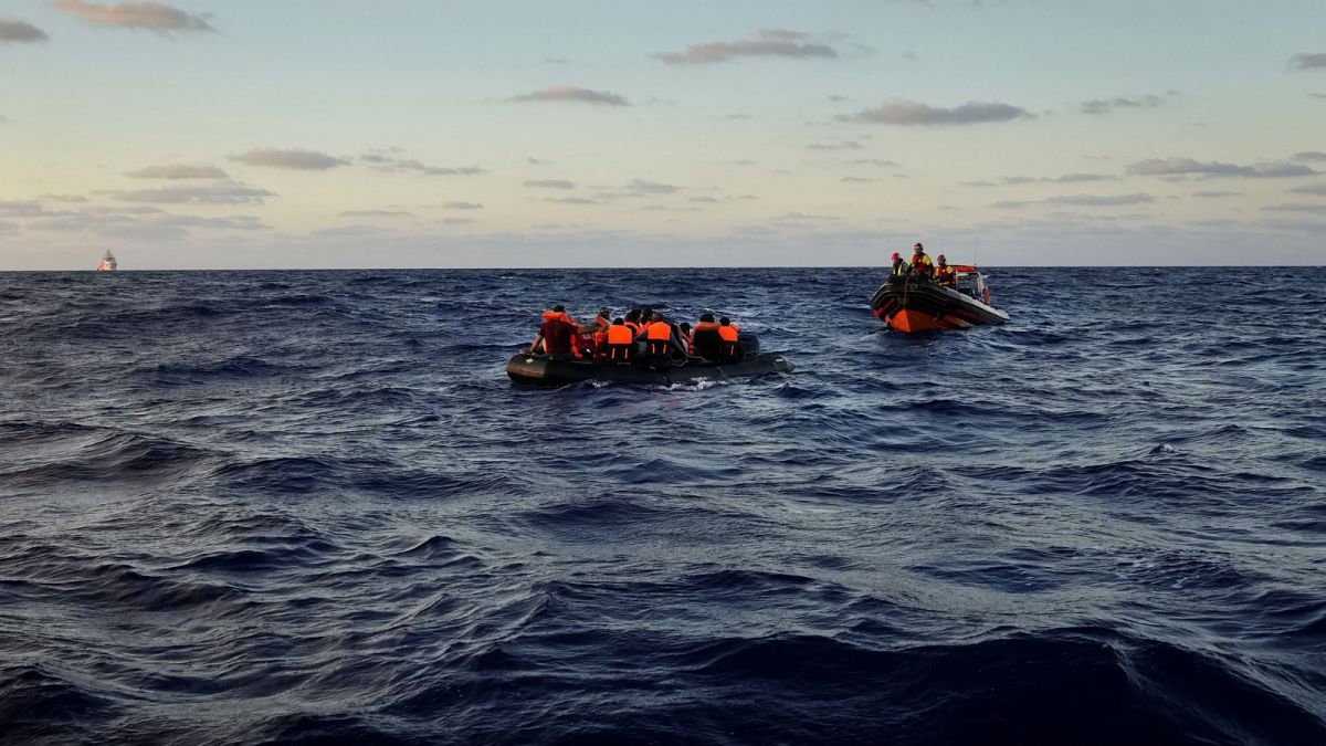 Archív fotó: spanyol civilek mentenek ki embereket a vízből Líbia partjainál