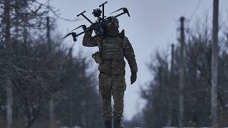 Un soldado ucraniano transporta un dron cerca de la línea del frente cerca de Avdiivka, región de Donetsk, Ucrania, viernes 17 de febrero de 2023.