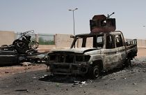 Veículos destruídos a sul de Cartum, a capital sudanesa