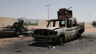 Veículos destruídos a sul de Cartum, a capital sudanesa