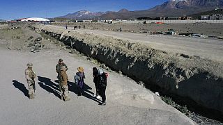 رجال شرطة يتحدثون مع مهاجرين بالقرب من كولتشاني، تشيلي، 1 مارس 2023. 
