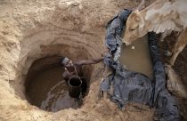 رجل يعطي الماء للأبقار في قرية كوم ، مقاطعة سامبورو ، كينيا. 2022/10/15