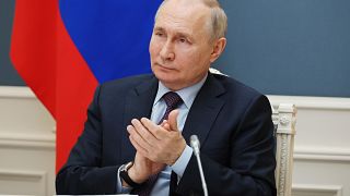 El presidente, Vladímir Putin, celebra la apertura de la central nuclear de Akkuyu, en el sur de Turquía, durante videoconferencia en Moscú, Rusia, el 27 de abril de 2023.