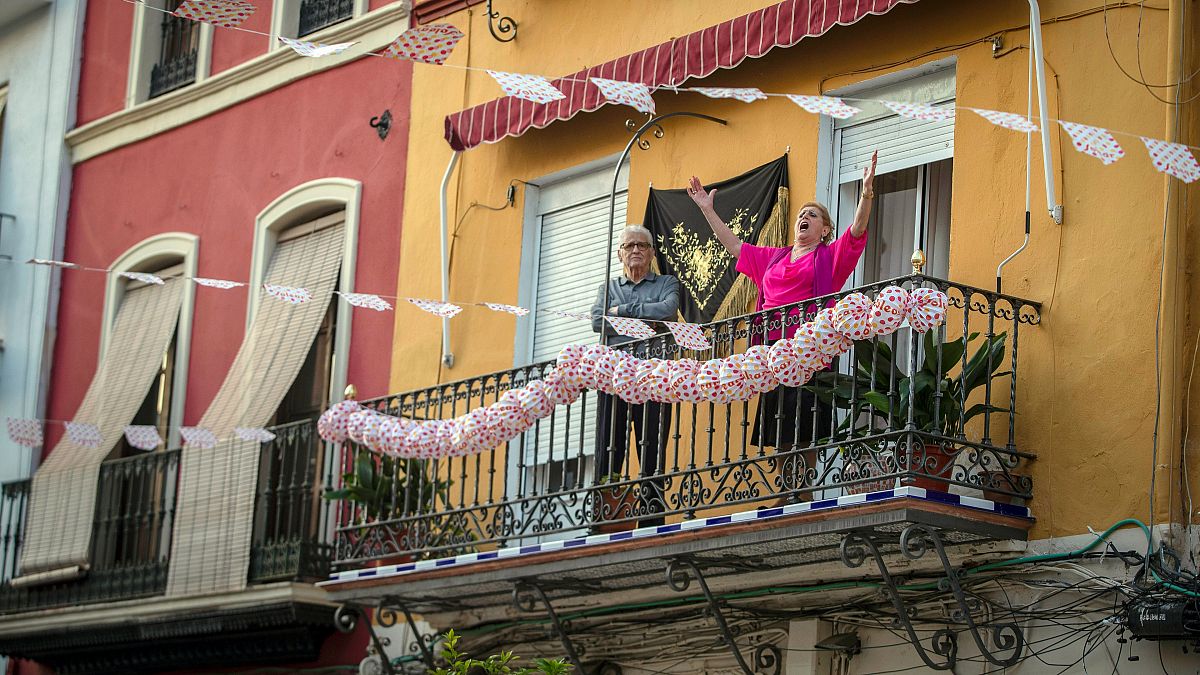 В период короновирусной изоляции севильцы устраивали концерты в дни ярмарки прямо на балконах своих квартир (Севилья, апрель 2020 г.)