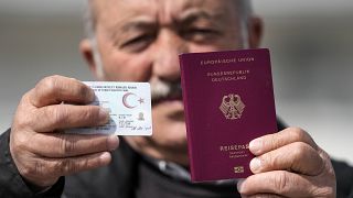 Избиратель с двойным гражданством, Эссен, Германия, 27 апреля 2023 года.