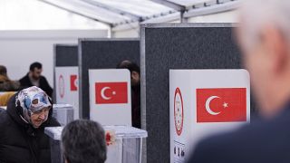 Deutsch-Türken haben mit der Stimmabgabe begonnen.