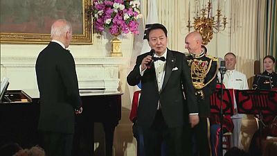 El presidente de Corea del Sur, Yoon Suk-yeol, cantando en la Casa Blanca.