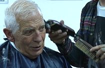 Ein junger Friseurlehrling schneidet dem Chef der EU-Außenpolitik, Josep Borrell, in Bogotá die Haare.