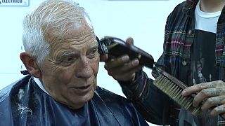 Ein junger Friseurlehrling schneidet dem Chef der EU-Außenpolitik, Josep Borrell, in Bogotá die Haare.