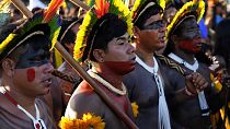 Indigeni sfilano a Brasilia.