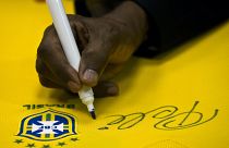 إدسون أرانتيس دو ناسيمنتو ، المعروف باسم بيليه ، يوقع على قميص المنتخب البرازيلي في ساو باولو - البرازيل. 2013/06/10