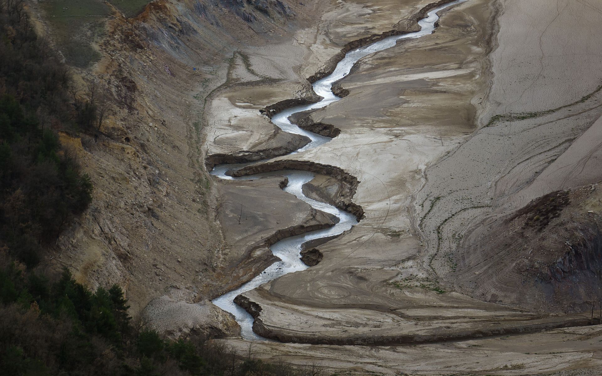 Residents in southern Spain face drinking water shortage amid