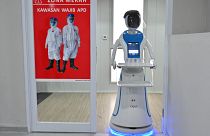 روبوت يعمل في إحدى المستشفيات في الصين 