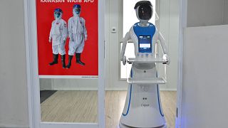 روبوت يعمل في إحدى المستشفيات في الصين 