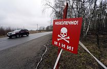 Ein Schild warnt vor Blindgängern und Minen im befreiten ukrainischen Ort Ruski Tyshky