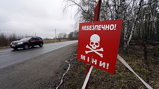 Ein Schild warnt vor Blindgängern und Minen im befreiten ukrainischen Ort Ruski Tyshky