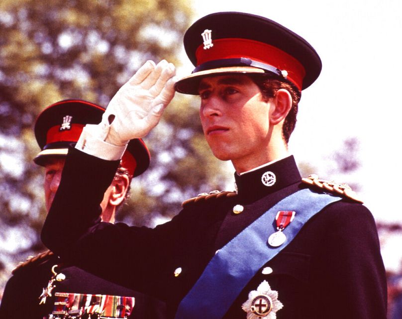Károly, akkor még wales-i hercegként 1969-ben, 21 éves korában a wales-i királyi regiment felvonulásakor