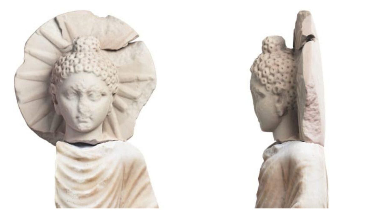 صورة نشرتها وزارة السياحة والآثار المصرية عن اكتشاف تمثال لبوذا