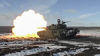 Orosz T-90-es harckocsi tüzet nyit a donyecki régióban